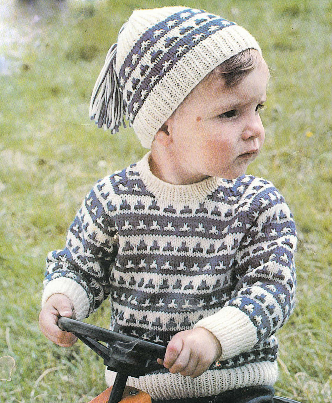 Boy's Patterned Round neck Jumper sweater & Hat  DK 8 ply Light Worsted wool-  Chest 20