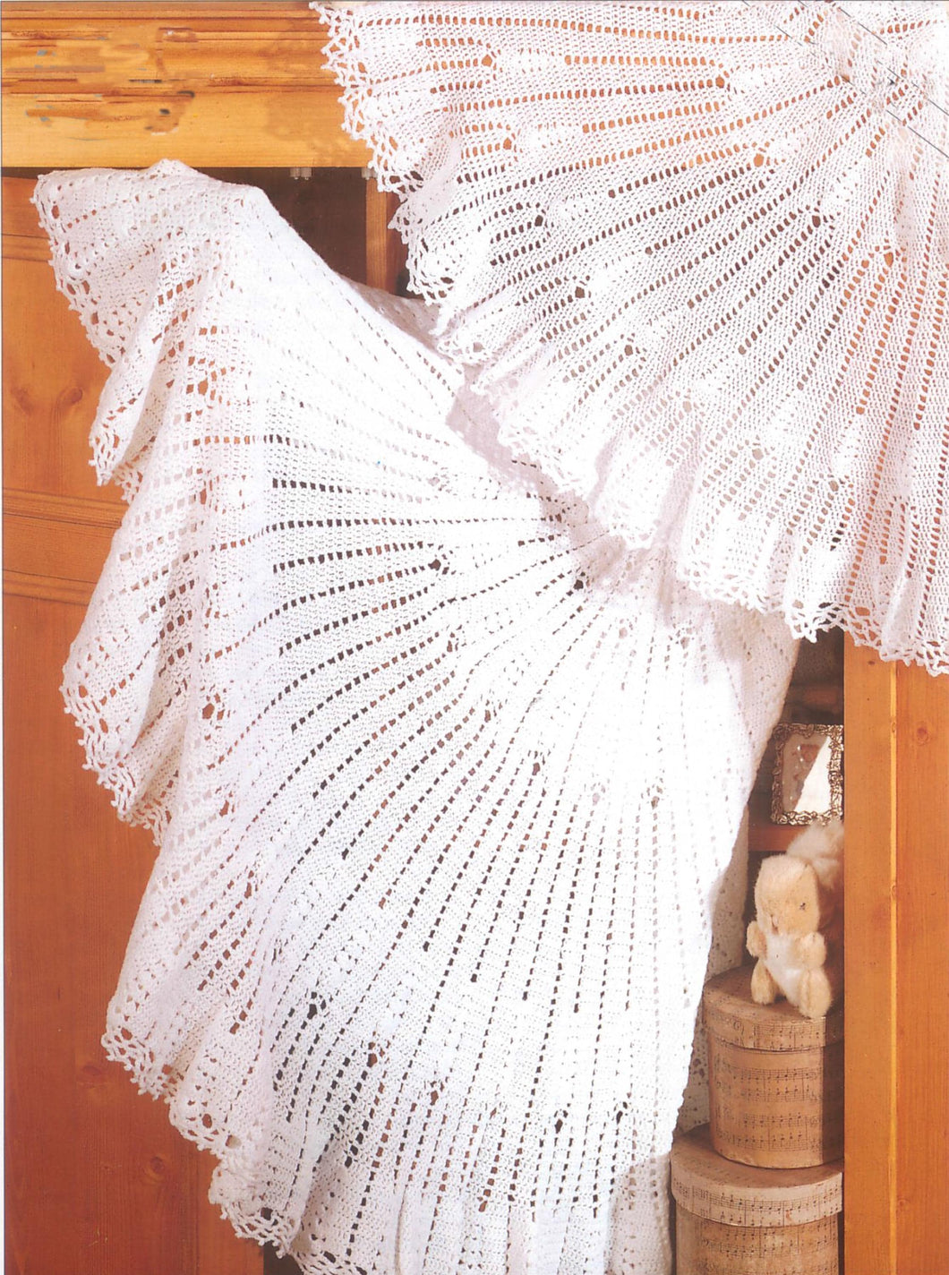 Circular Crochet baby shawl, vintage design, 3 ply 0r 2 ply wool 142 cm diameter (56